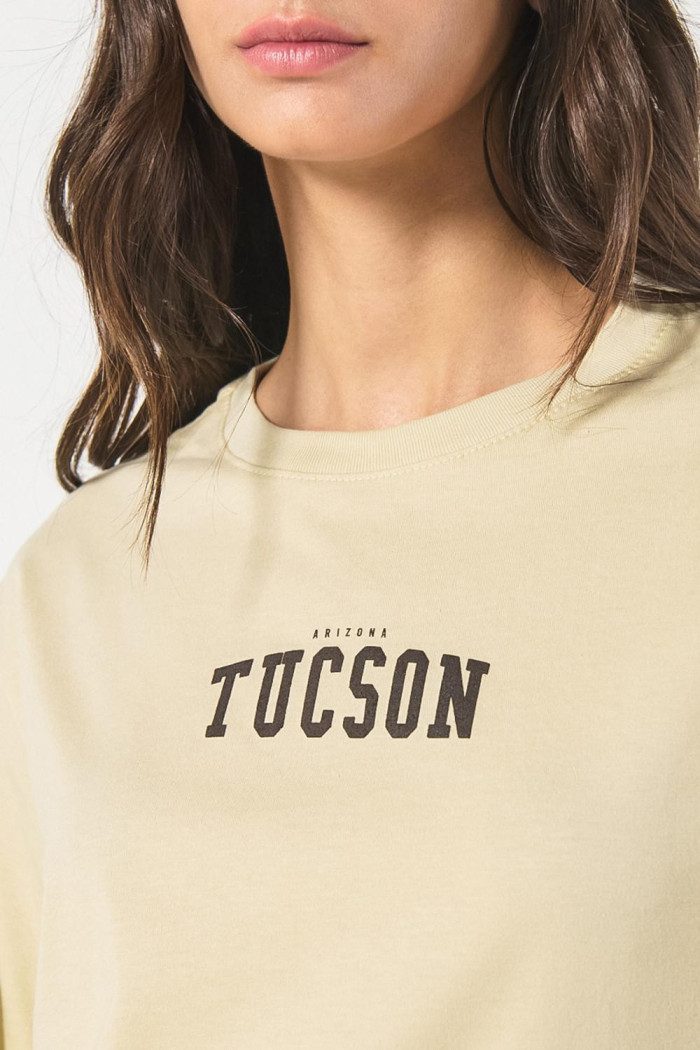 Camiseta crop top kaki oversize con diseño college