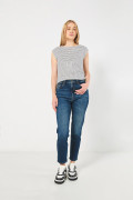 Camiseta a rayas crema clara con cuello redondo