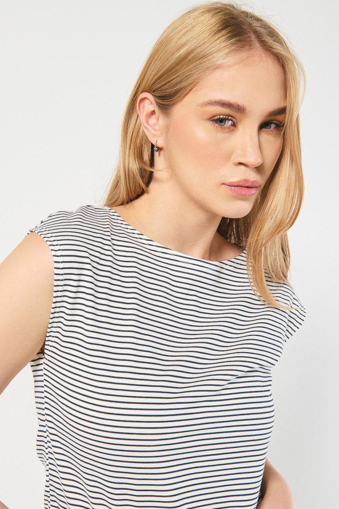 Camiseta a rayas crema clara con cuello redondo