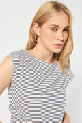 Camiseta a rayas crema clara con cuello redondo