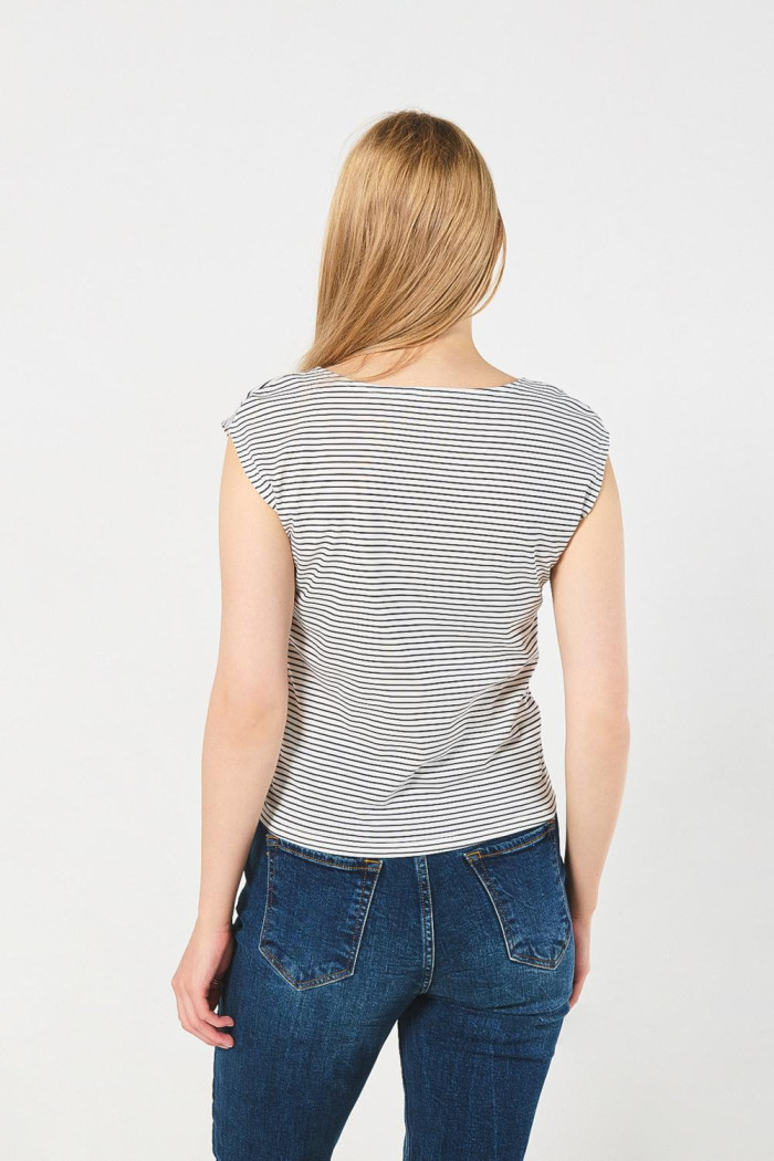 Camiseta a rayas crema clara con cuello redondo