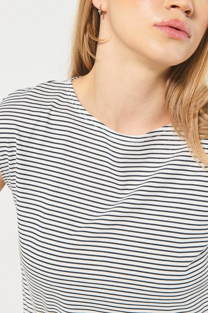 Camiseta a rayas crema clara con cuello redondo