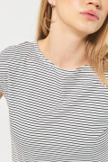 Camiseta a rayas crema clara con cuello redondo