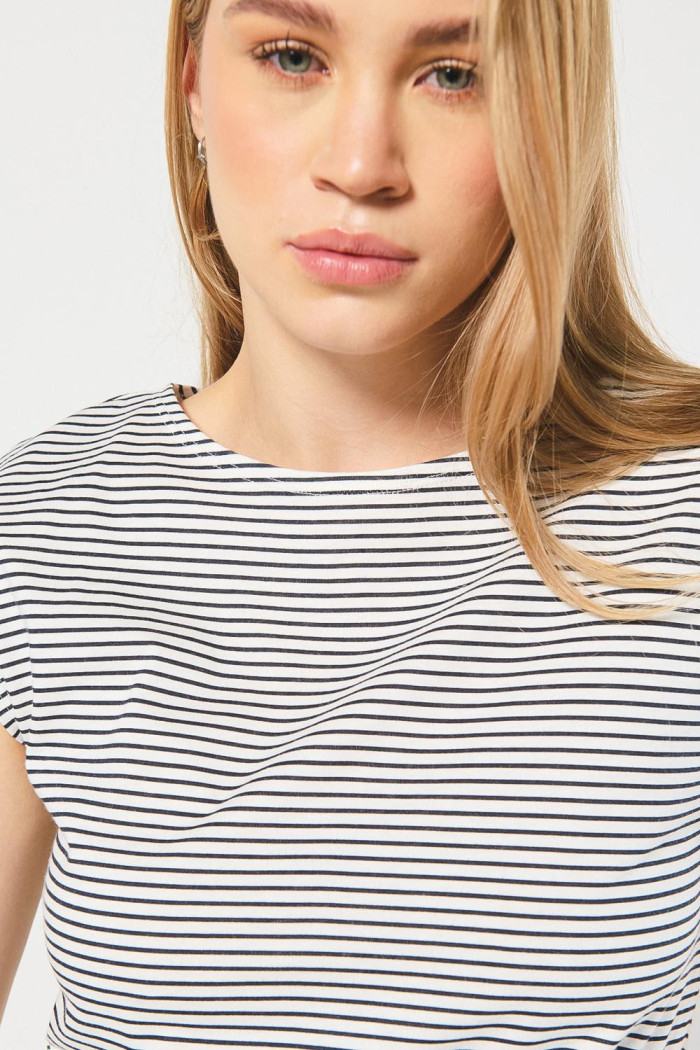 Camiseta a rayas crema clara con cuello redondo
