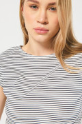 Camiseta a rayas crema clara con cuello redondo