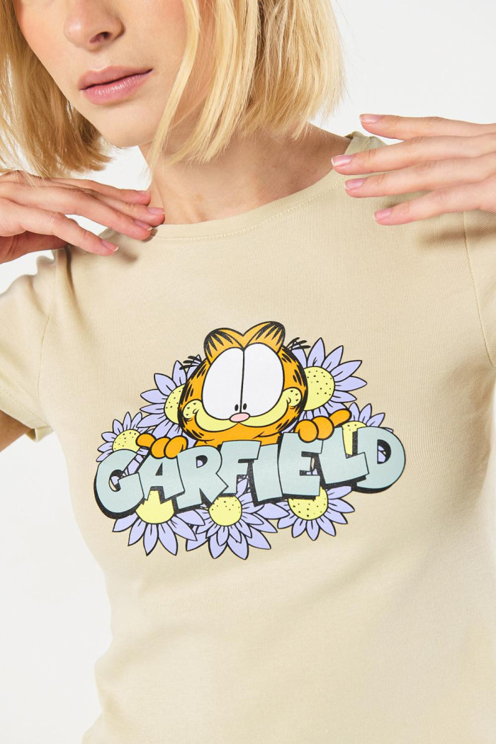 Camiseta en rib kaki con diseño de Garfield y manga corta