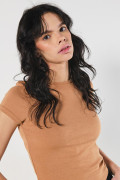 Camiseta ceñida unicolor en rib con manga corta