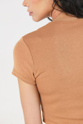 Camiseta ceñida unicolor en rib con manga corta
