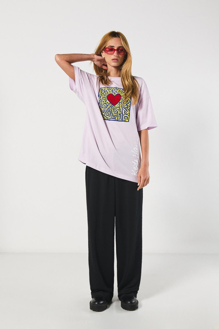 Camiseta oversize lila manga corta con arte de Keith Haring