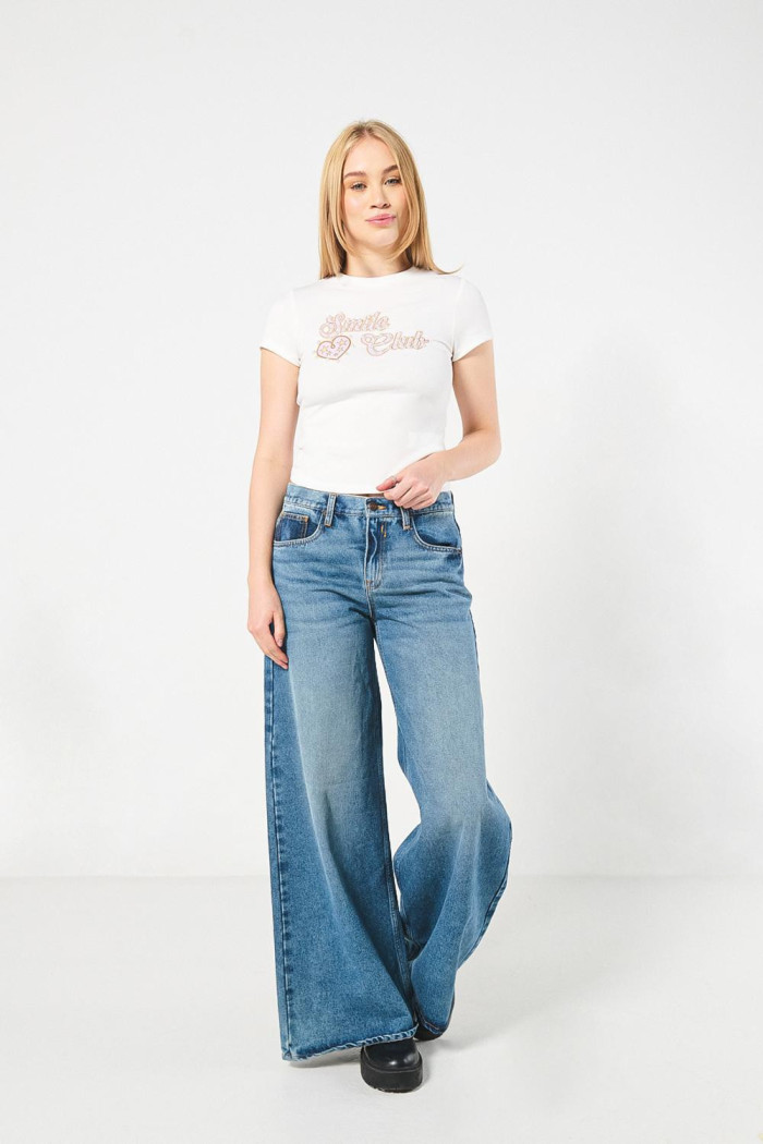 Camiseta manga corta crema clara con perlas en frente