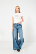 Camiseta manga corta crema clara con perlas en frente