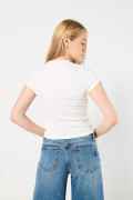 Camiseta manga corta crema clara con perlas en frente
