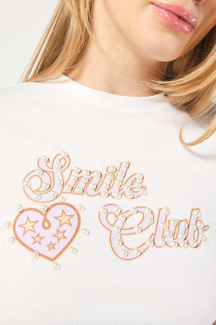 Camiseta manga corta crema clara con perlas en frente