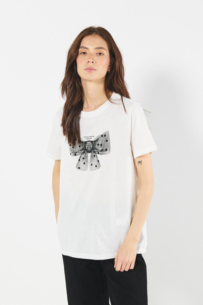 Camiseta crema clara manga corta con diseño de moño