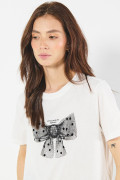 Camiseta crema clara manga corta con diseño de moño