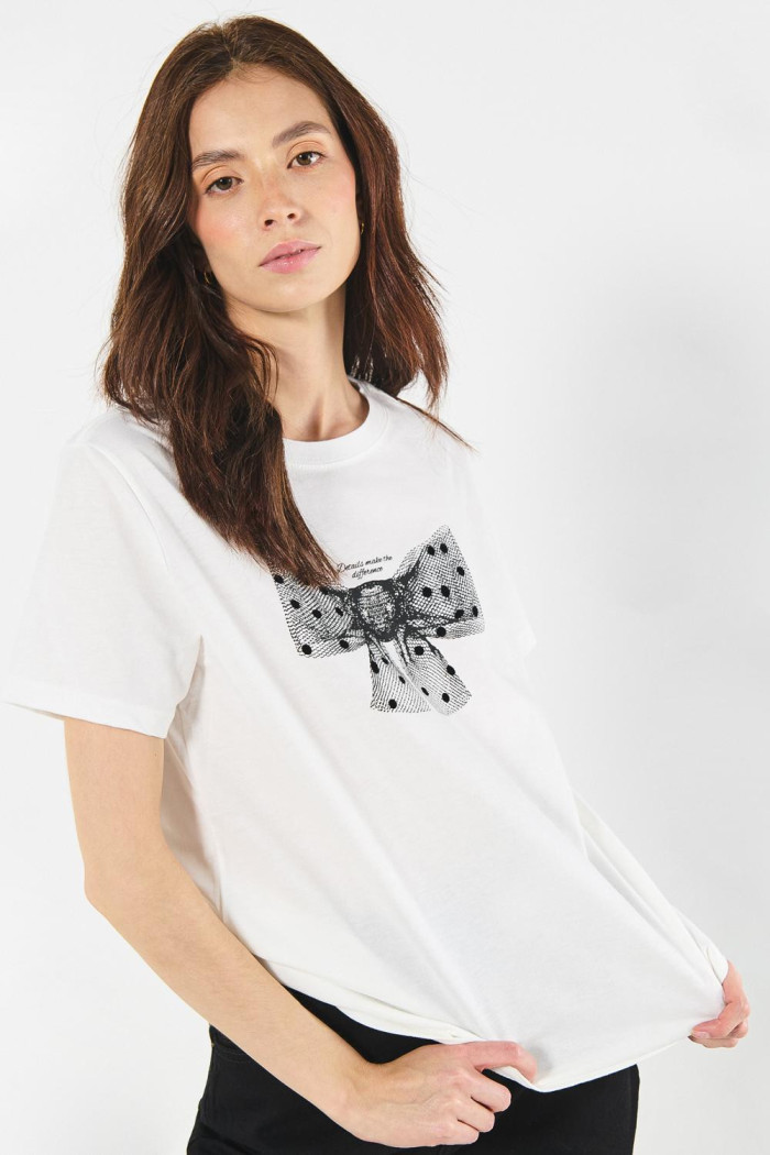 Camiseta crema clara manga corta con diseño de moño