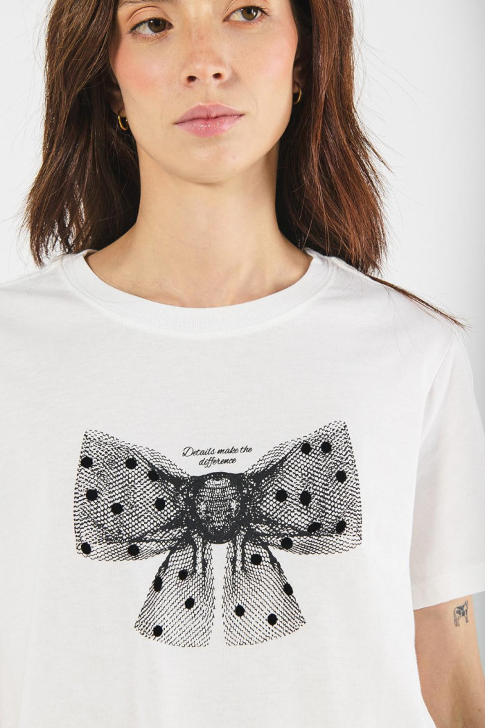 Camiseta crema clara manga corta con diseño de moño