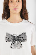 Camiseta crema clara manga corta con diseño de moño