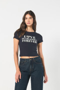 Camiseta azul manga corta con texto y perlas en frente