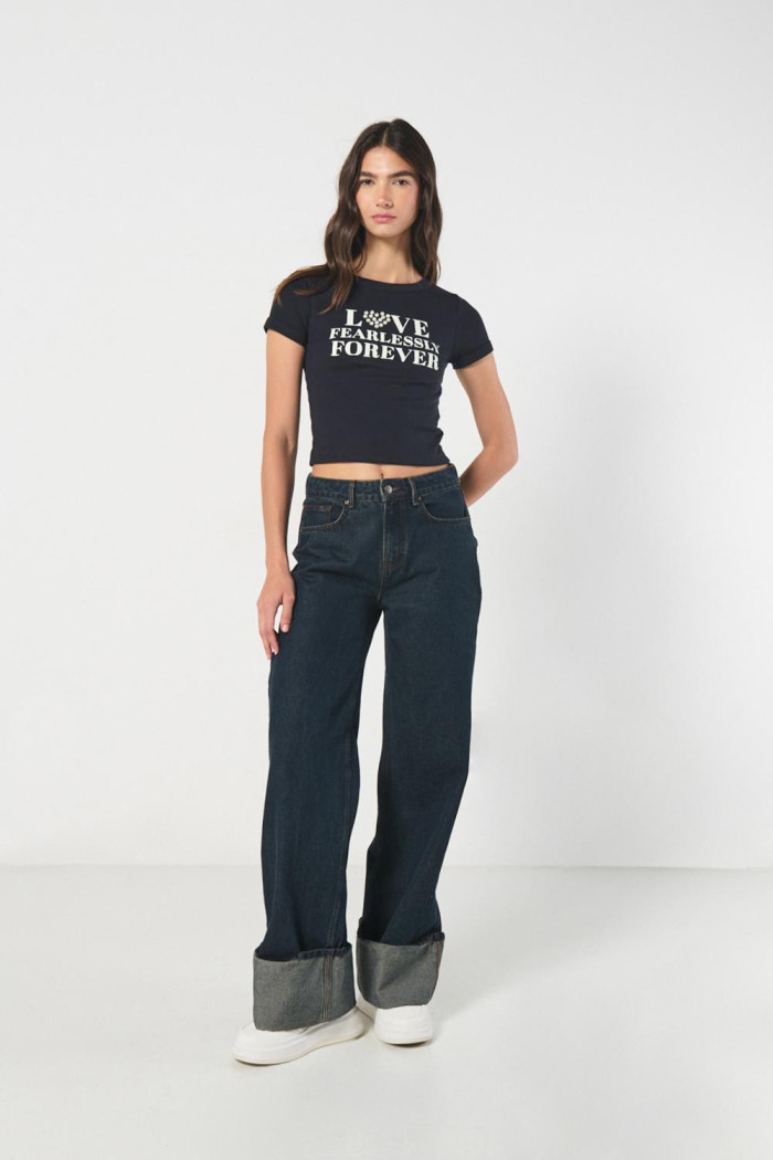 Camiseta azul manga corta con texto y perlas en frente