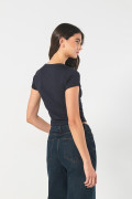 Camiseta azul manga corta con texto y perlas en frente