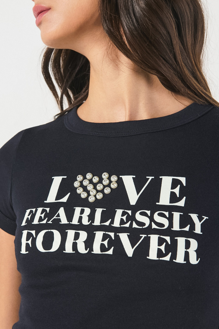 Camiseta azul manga corta con texto y perlas en frente