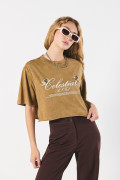 Camiseta oversize kaki crop top con diseño celestial
