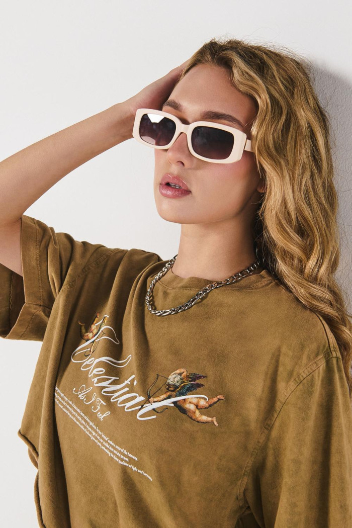 Camiseta oversize kaki crop top con diseño celestial