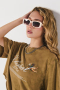 Camiseta oversize kaki crop top con diseño celestial