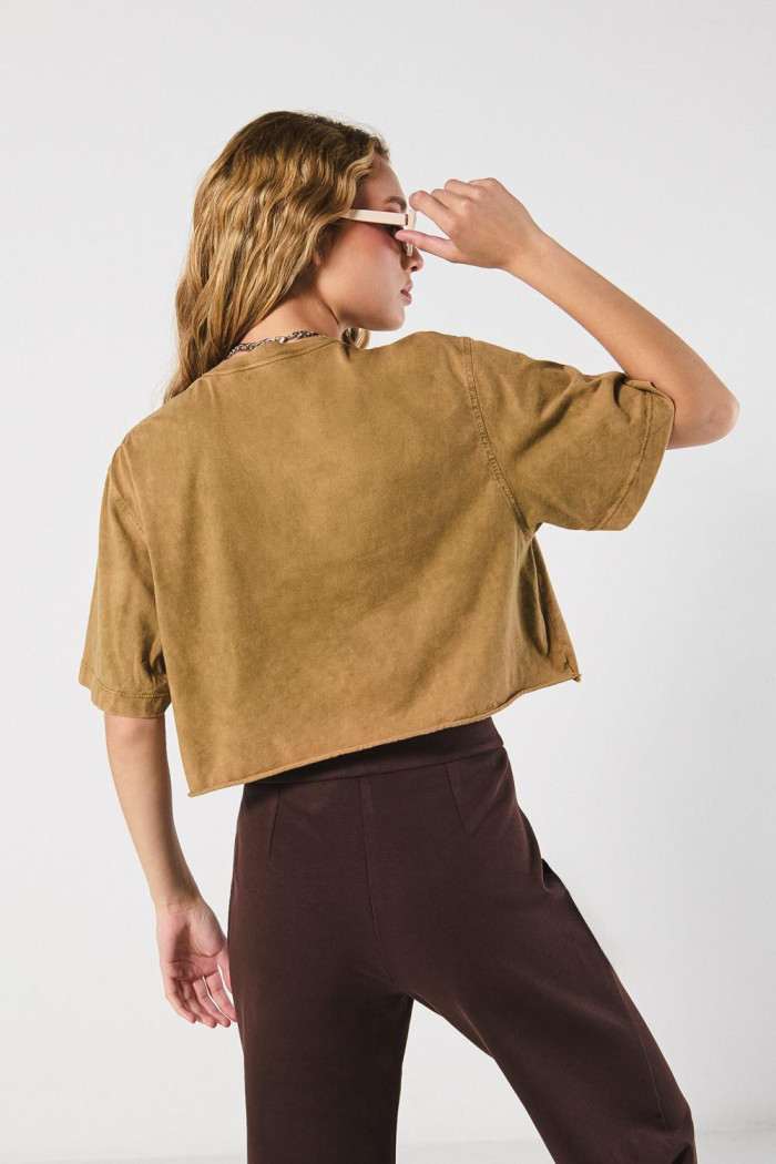 Camiseta oversize kaki crop top con diseño celestial