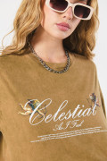 Camiseta oversize kaki crop top con diseño celestial