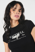 Camiseta gris intensa con diseño celestial manga corta