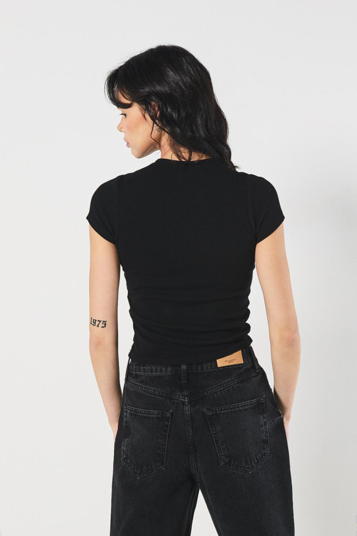 Camiseta gris intensa con diseño celestial manga corta
