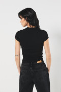 Camiseta gris intensa con diseño celestial manga corta