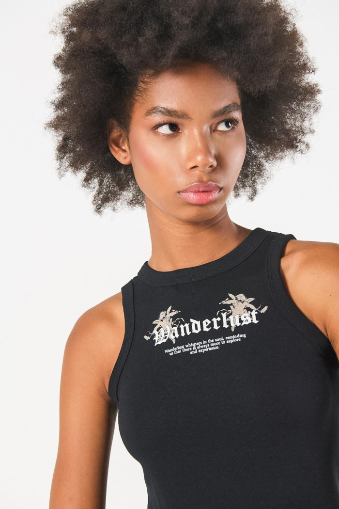 Camiseta manga sisa negra con texto en frente