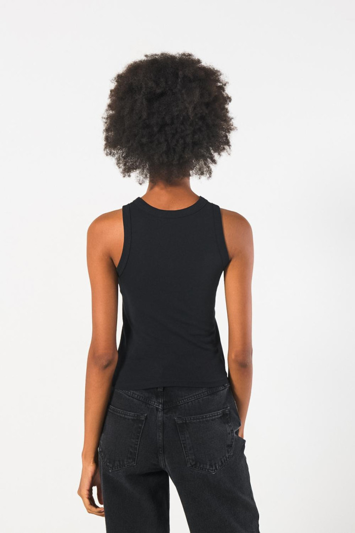 Camiseta manga sisa negra con texto en frente