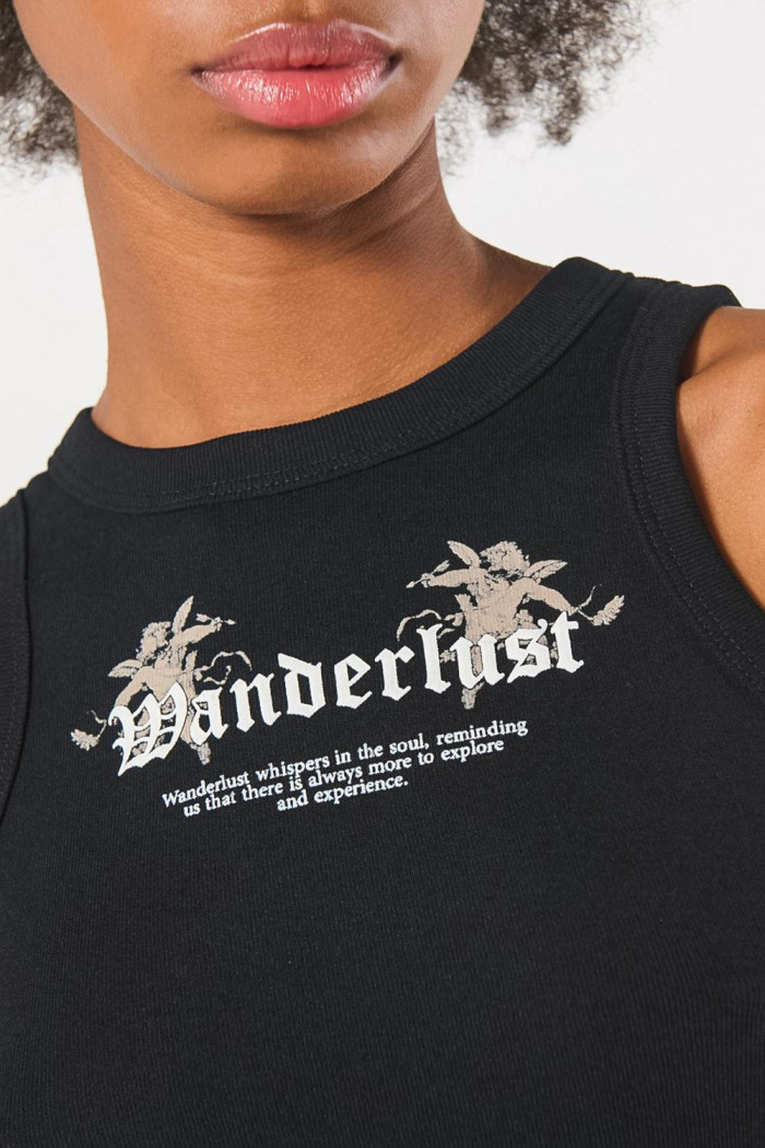 Camiseta manga sisa negra con texto en frente