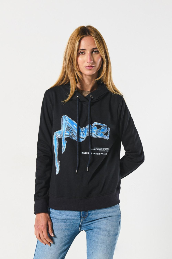 Buzo azul intenso con capota y diseño futurista