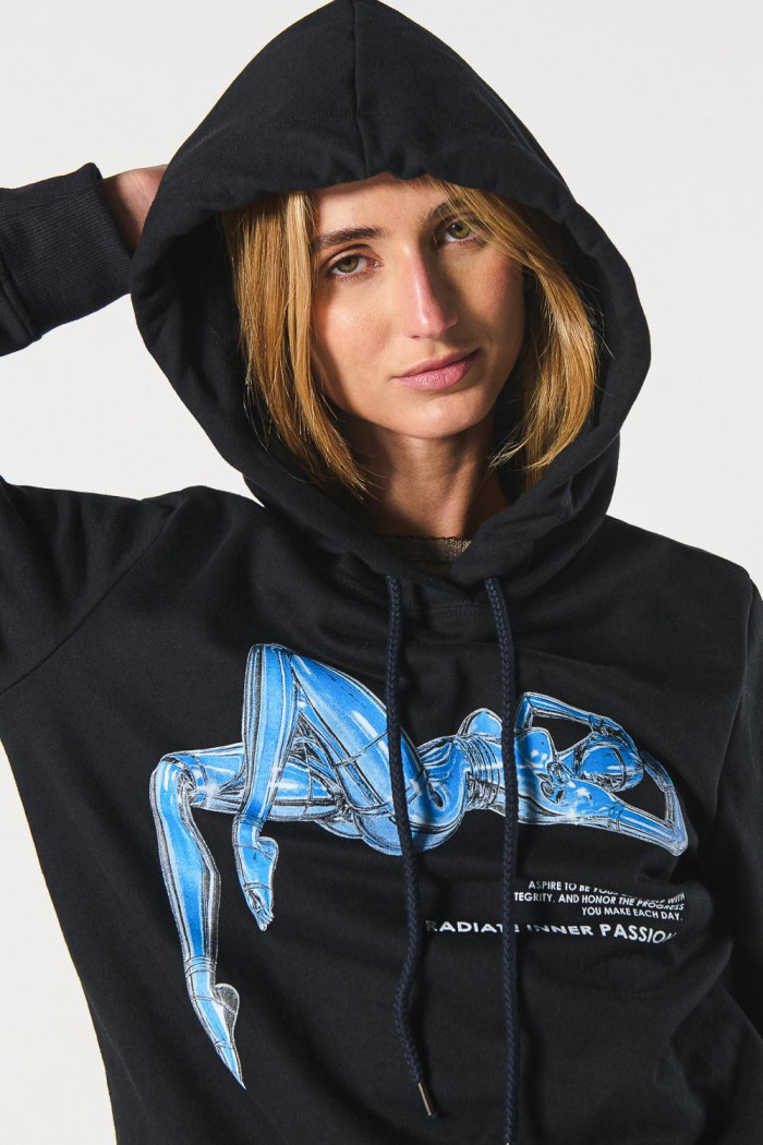 Buzo azul intenso con capota y diseño futurista