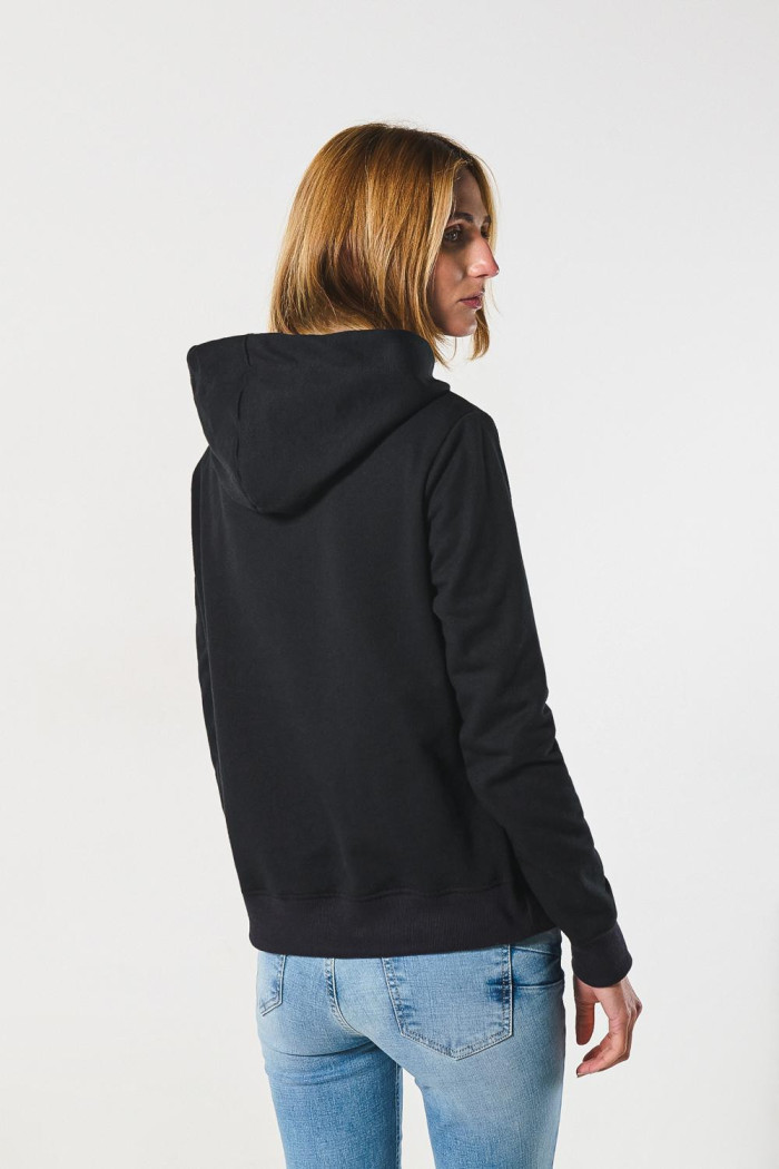 Buzo azul intenso con capota y diseño futurista