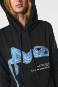 Buzo azul intenso con capota y diseño futurista