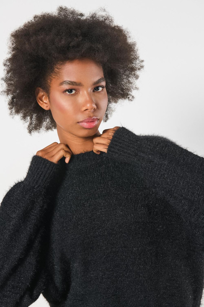 Suéter negro cuello redondo con efecto de pelo