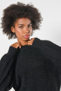 Suéter negro cuello redondo con efecto de pelo