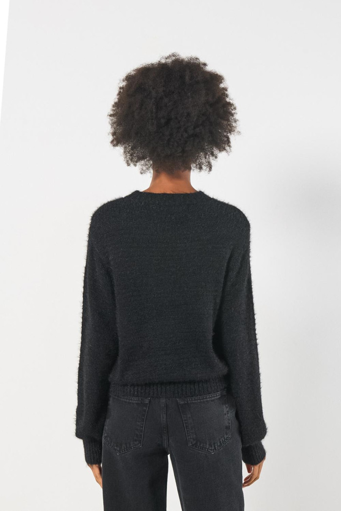 Suéter negro cuello redondo con efecto de pelo
