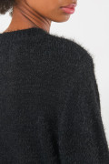 Suéter negro cuello redondo con efecto de pelo