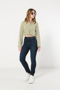 Jean jegging azul intenso tiro alto con costuras cafés