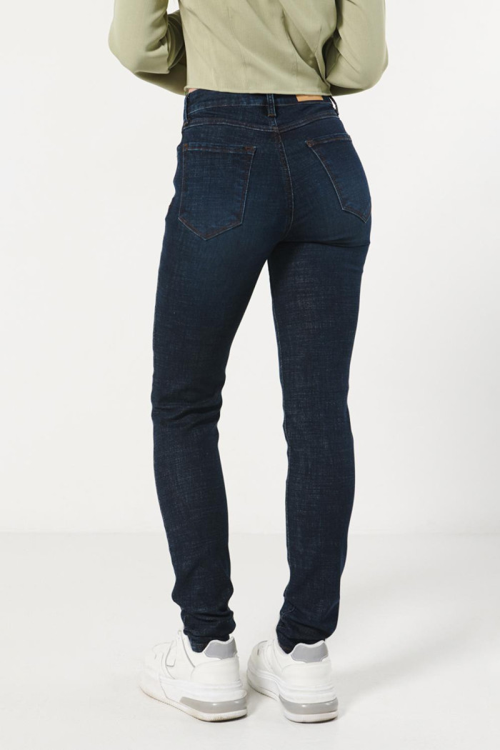 Jean jegging azul intenso tiro alto con costuras cafés