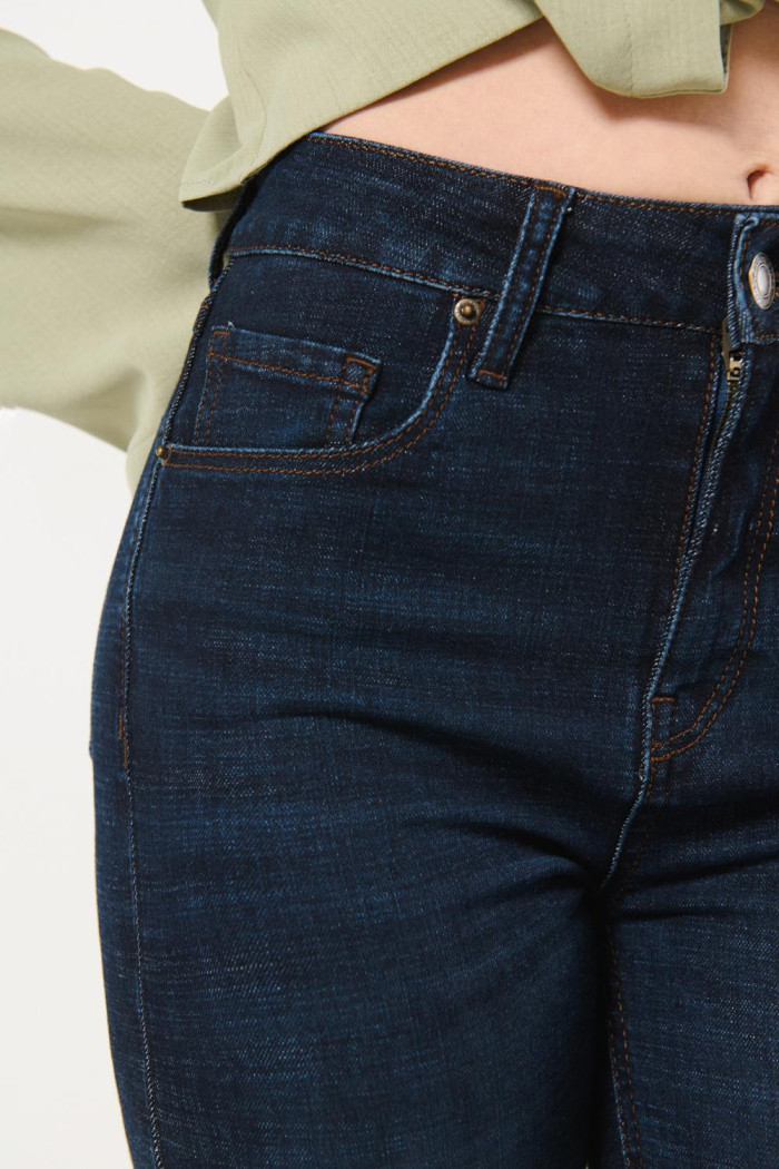 Jean jegging azul intenso tiro alto con costuras cafés