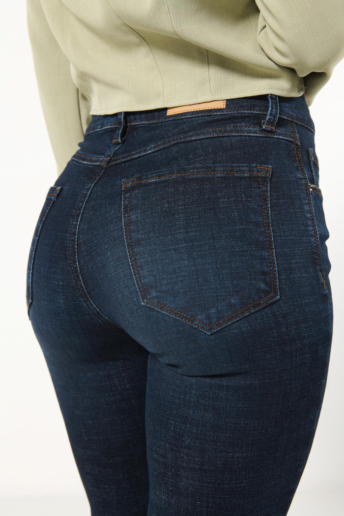 Jean jegging azul intenso tiro alto con costuras cafés