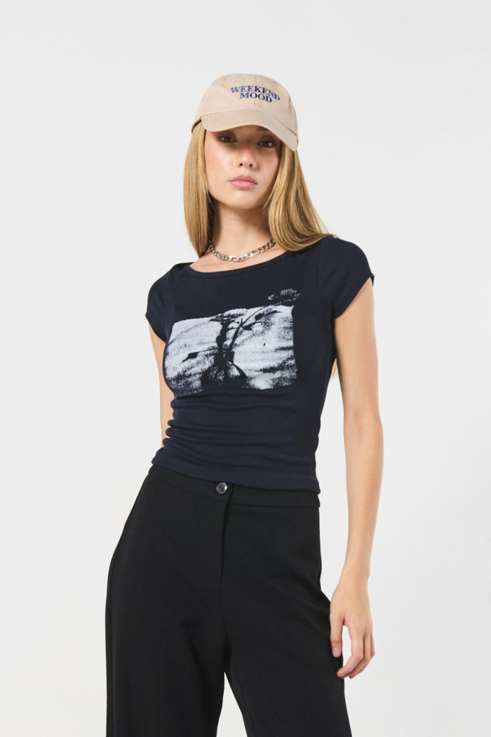 Camiseta cuello redondo azul intensa con diseño de flor